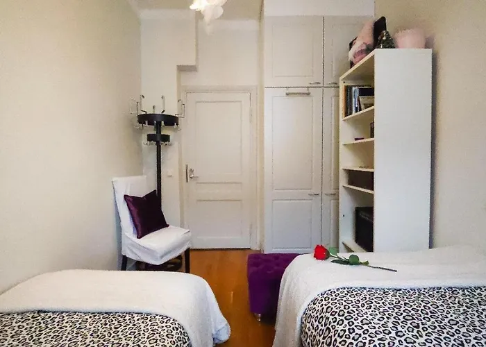 3 Lovely In Center. דירה