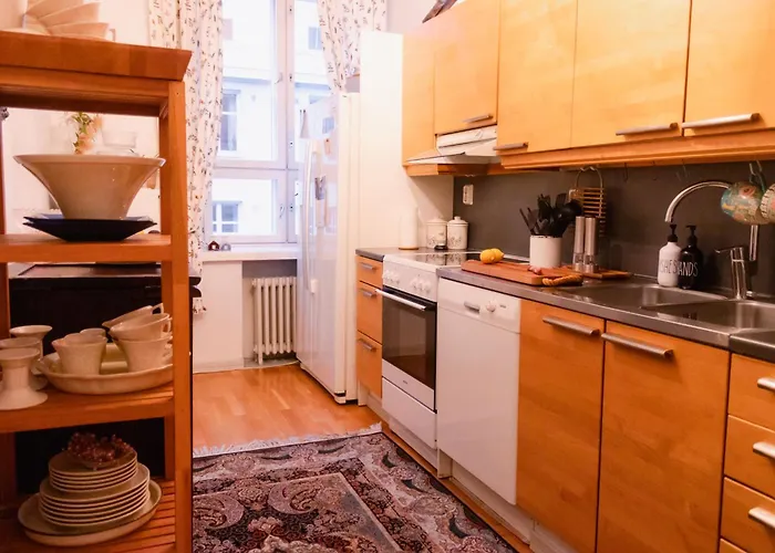 3 Lovely In Center. דירה