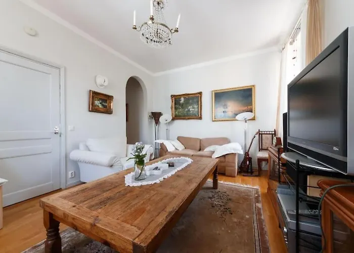 3 Lovely In Center. דירה