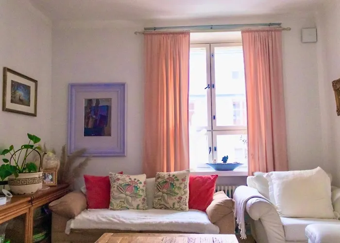 3 Lovely In Center. דירה