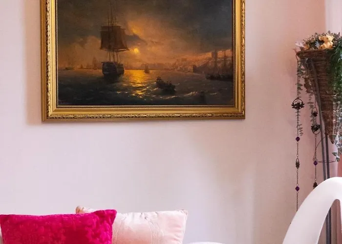 3 Lovely In Center. דירה *