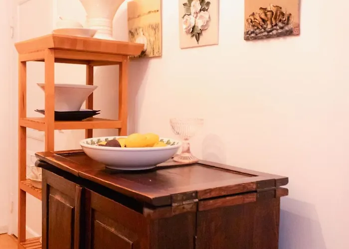 3 Lovely In Center. דירה